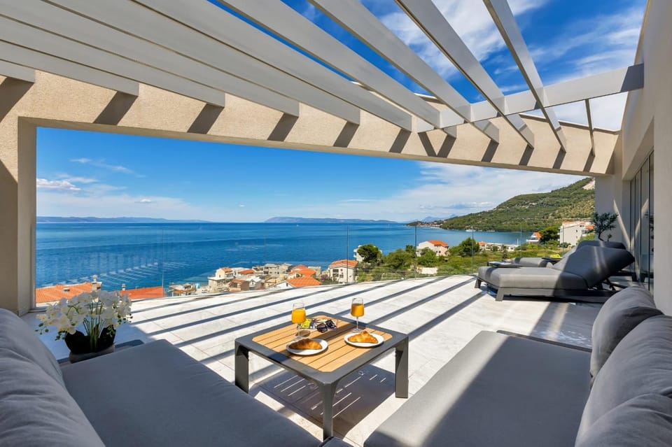 View (from property/room), Balcony/Terrace, Seating area, Mountain view, Sea view