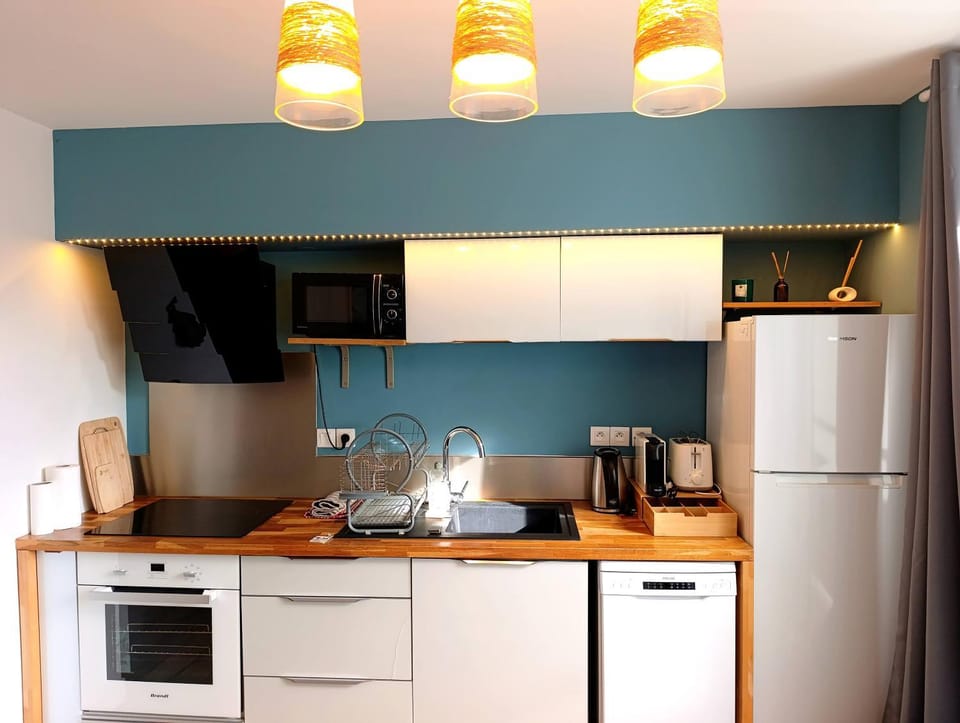Coffee/tea facilities, Kitchen or kitchenette, dishwasher, oven, stove, toaster