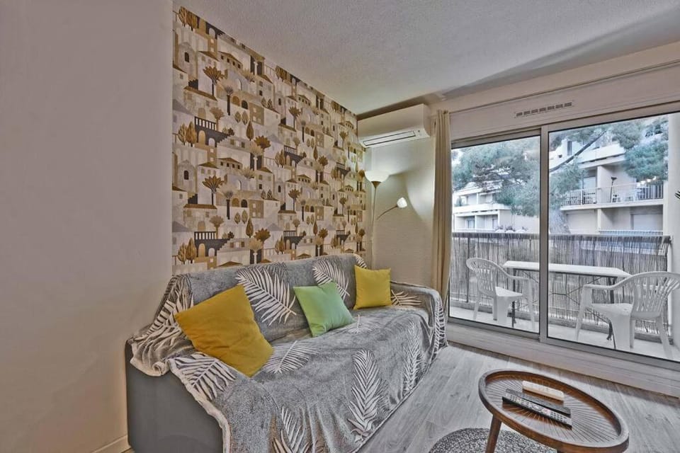 Balcony/Terrace, Living room, Seating area, air conditioner