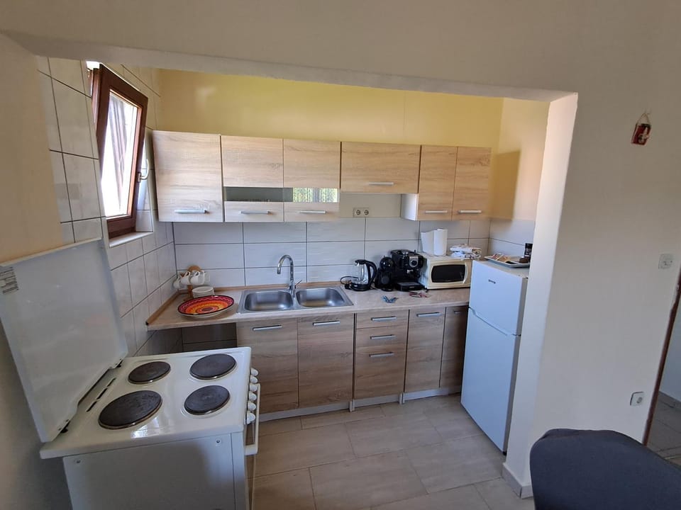 Coffee/tea facilities, Kitchen or kitchenette, stove