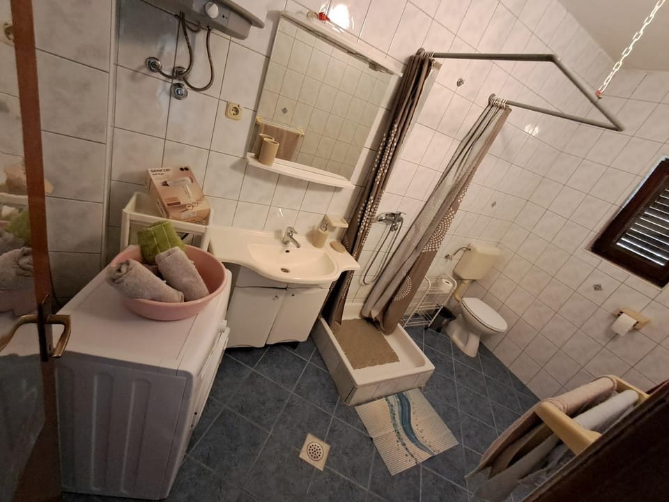 Shower, Toilet, towels