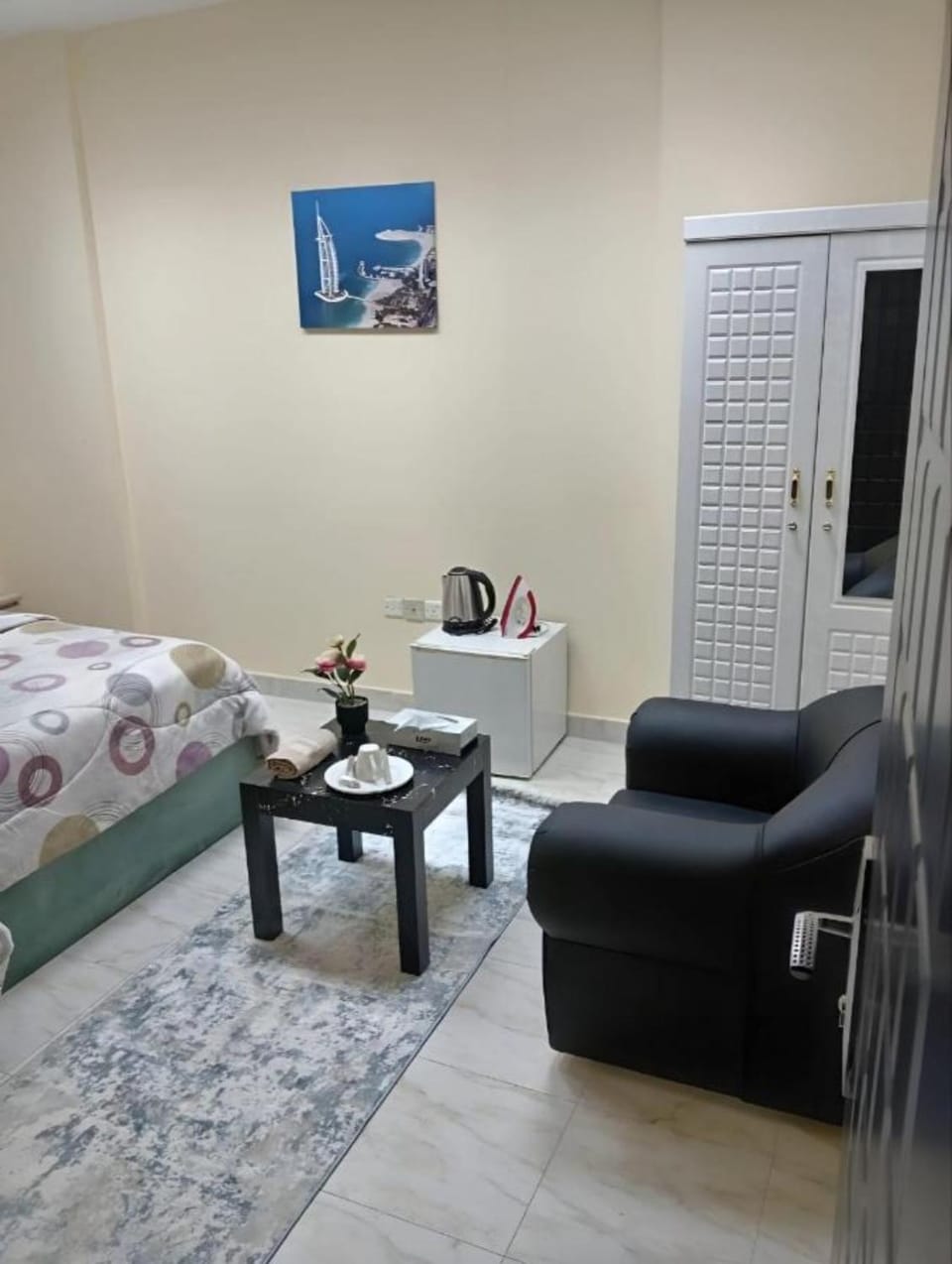 MBZ - New Fabulous Room in Unique Flat Hostel in Abu Dhabi