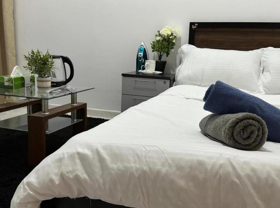 MBZ - New Fabulous Room in Unique Flat Hostel in Abu Dhabi