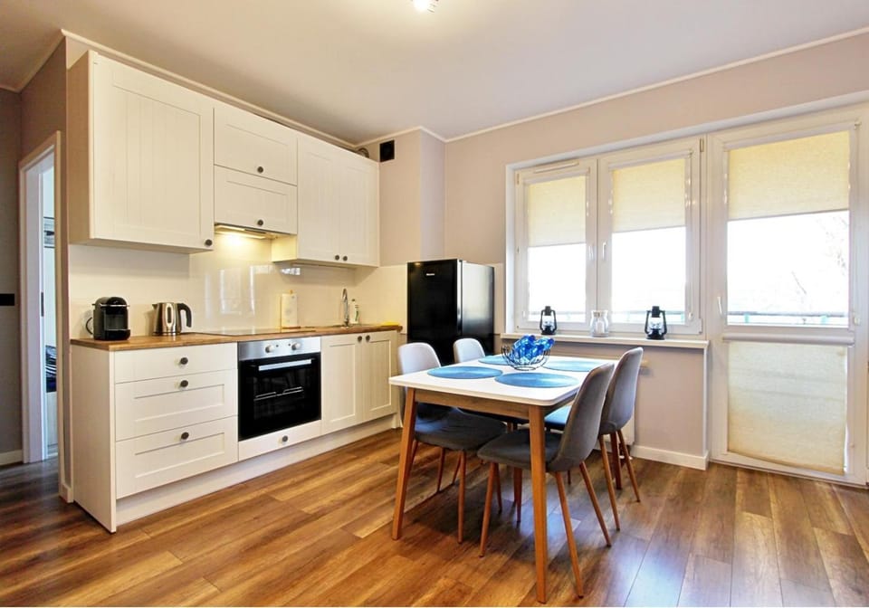 Coffee/tea facilities, Kitchen or kitchenette, Dining area, stove, kitchen