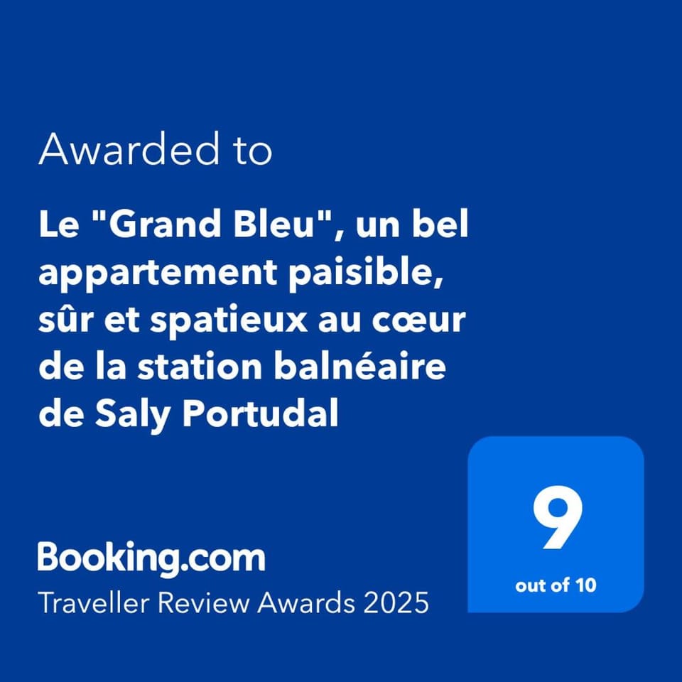 Le "Grand Bleu", un bel appartement paisible, sûr et spatieux au cœur de la station balnéaire de Saly Portudal Apartment in Saly