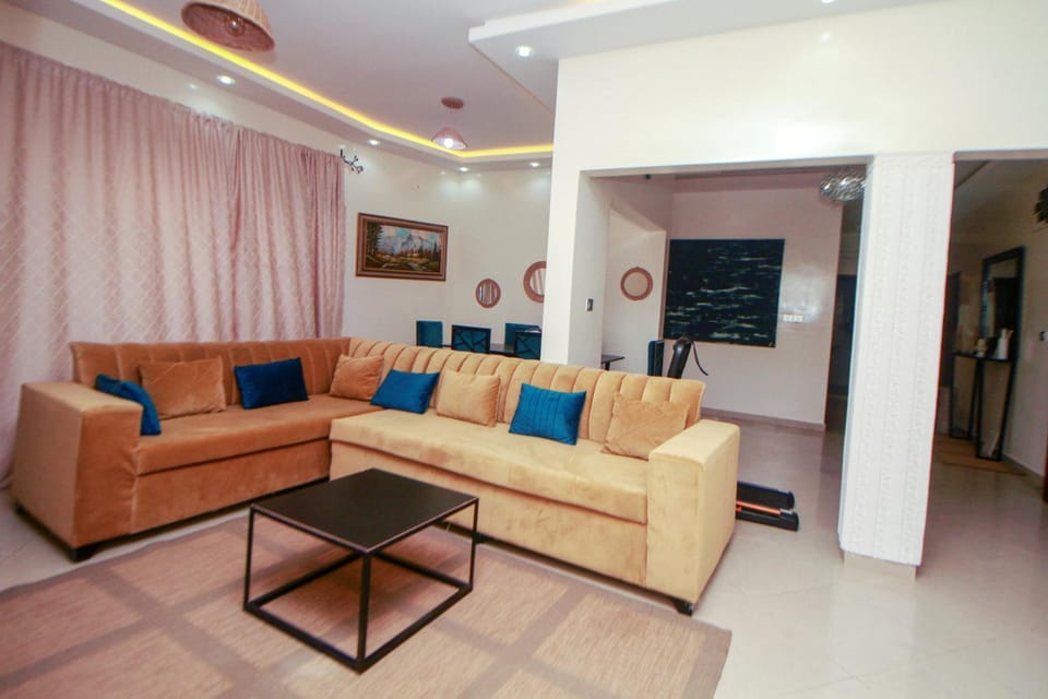 Le "Grand Bleu", un bel appartement paisible, sûr et spatieux au cœur de la station balnéaire de Saly Portudal Apartment in Saly