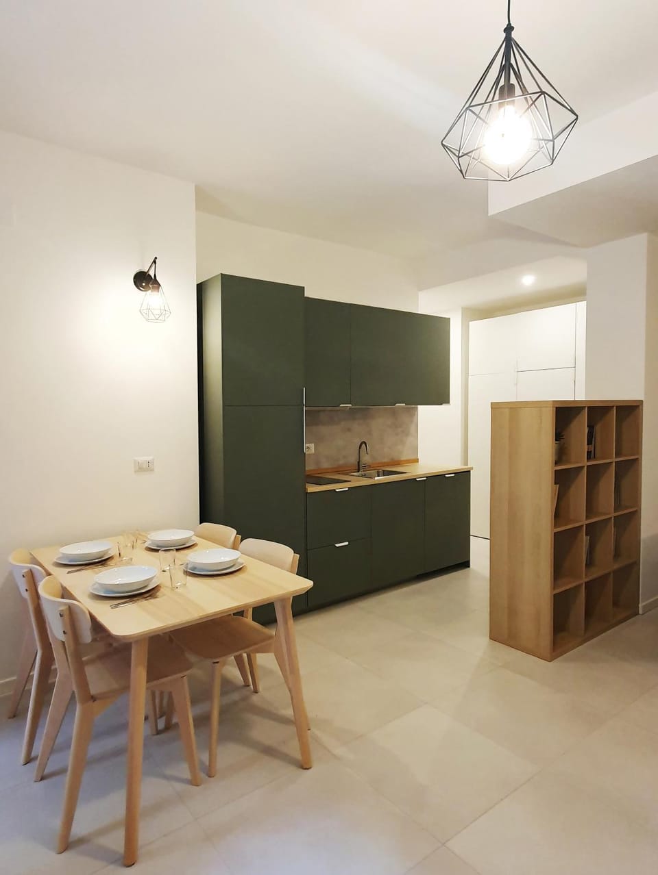 Kitchen or kitchenette, Dining area