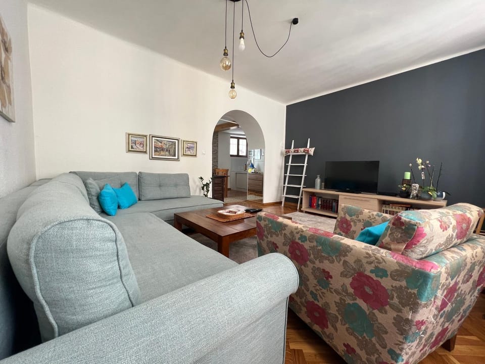 Bed, TV and multimedia, Living room, Seating area, hair dresser