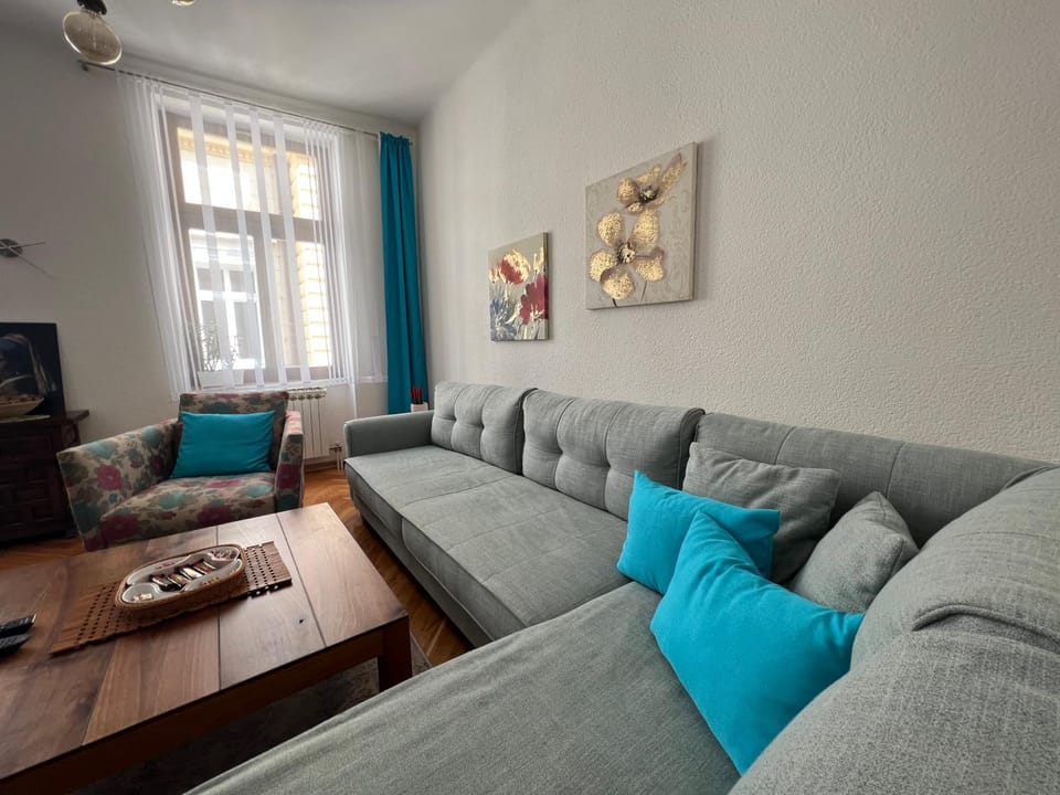 Living room, Seating area, hair dresser, internet, internet