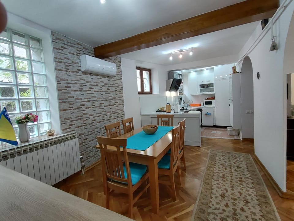 Kitchen or kitchenette, Dining area, dishwasher, minibar, pet friendly