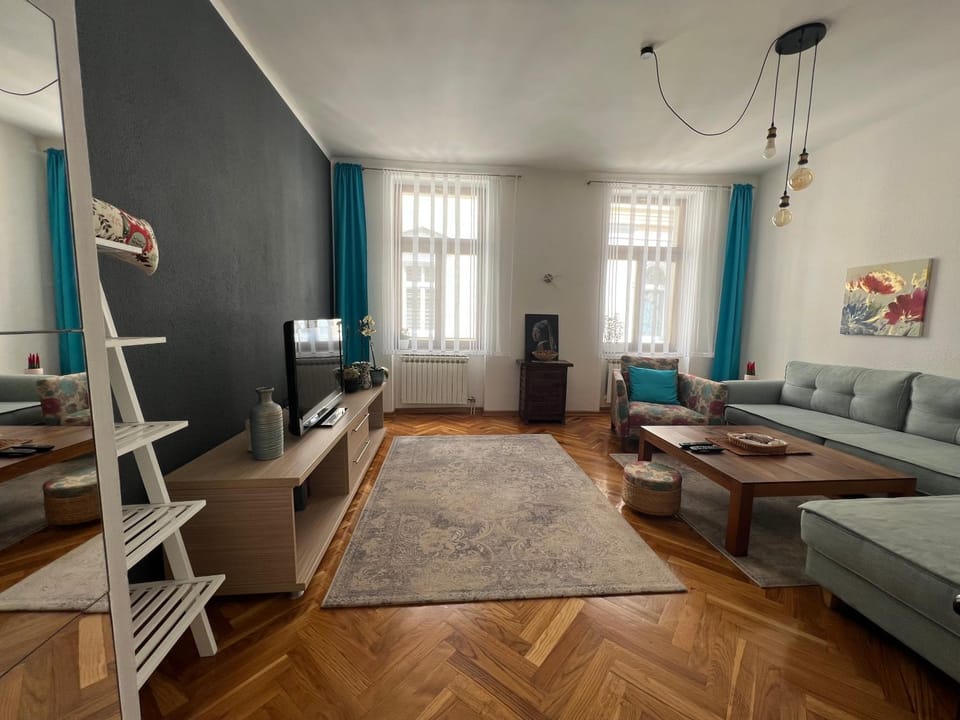 Bed, TV and multimedia, Living room, Seating area, hair dresser, internet, internet