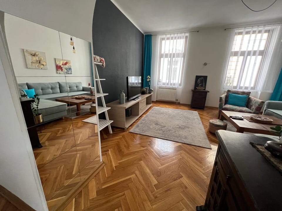 Bed, TV and multimedia, Living room, Seating area, hair dresser, internet, internet