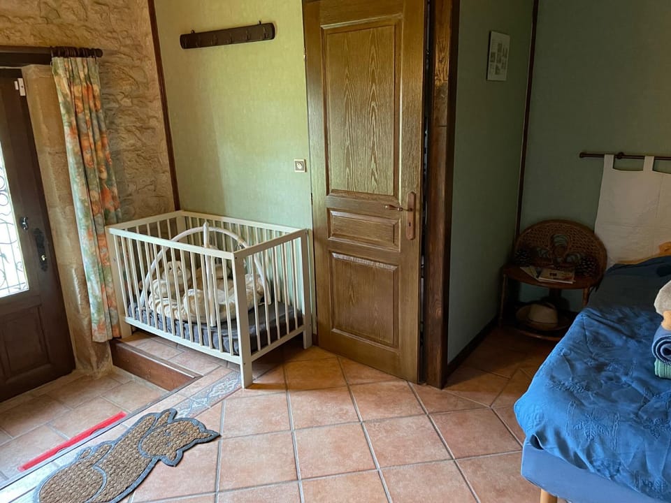 La Tour du Sorbey - Gîte Nature Familial - Piscine - 3 à 6 Pax Bed and Breakfast in Occitanie