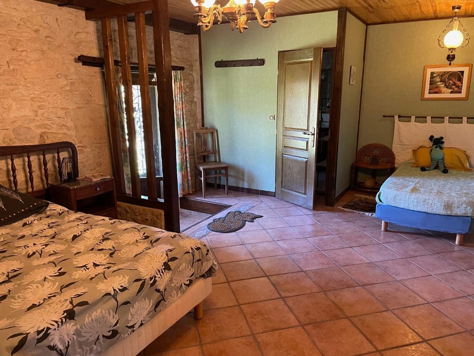 La Tour du Sorbey - Gîte Nature Familial - Piscine - 3 à 6 Pax Bed and Breakfast in Occitanie