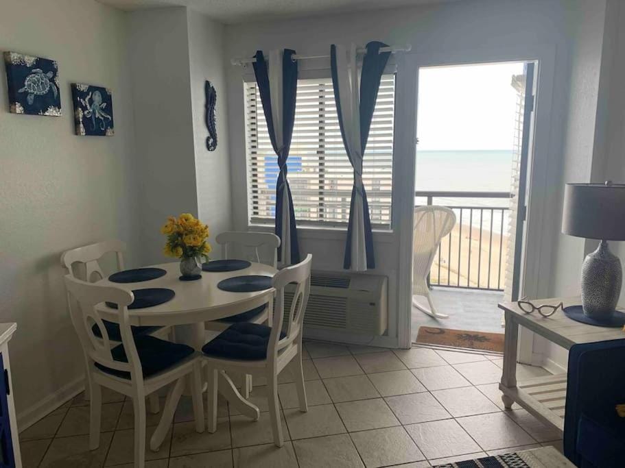 Natural landscape, View (from property/room), Balcony/Terrace, Living room, Seating area, Dining area, Sea view