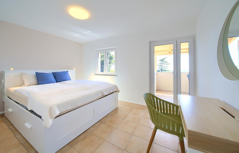 Bed, Seating area, Bedroom, City view, Garden view, Landmark view, Sea view
