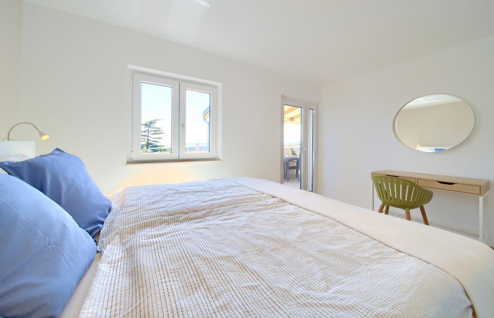 Bed, Bedroom, City view, Garden view, Landmark view, Sea view