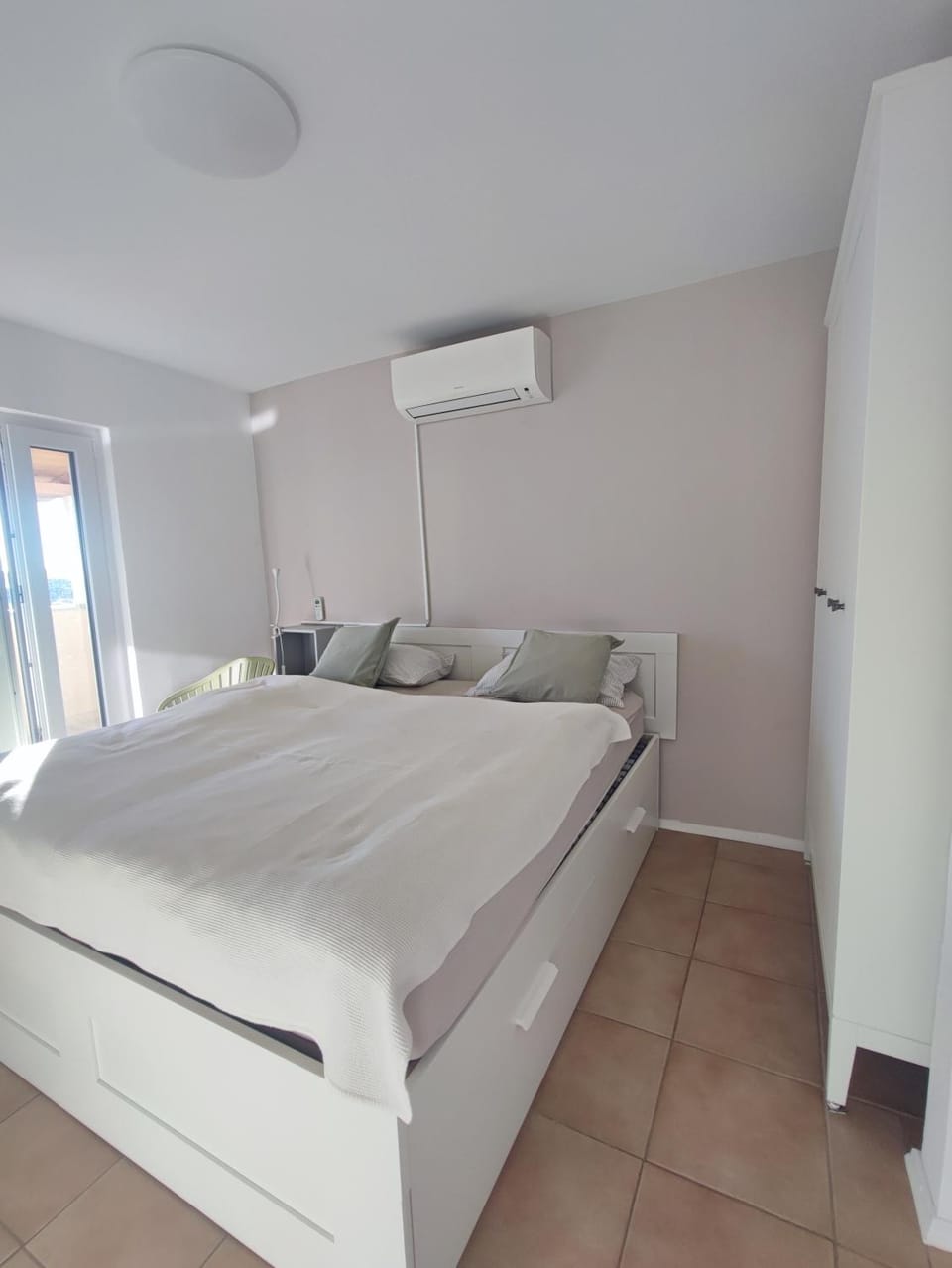 Bed, Bedroom, air conditioner