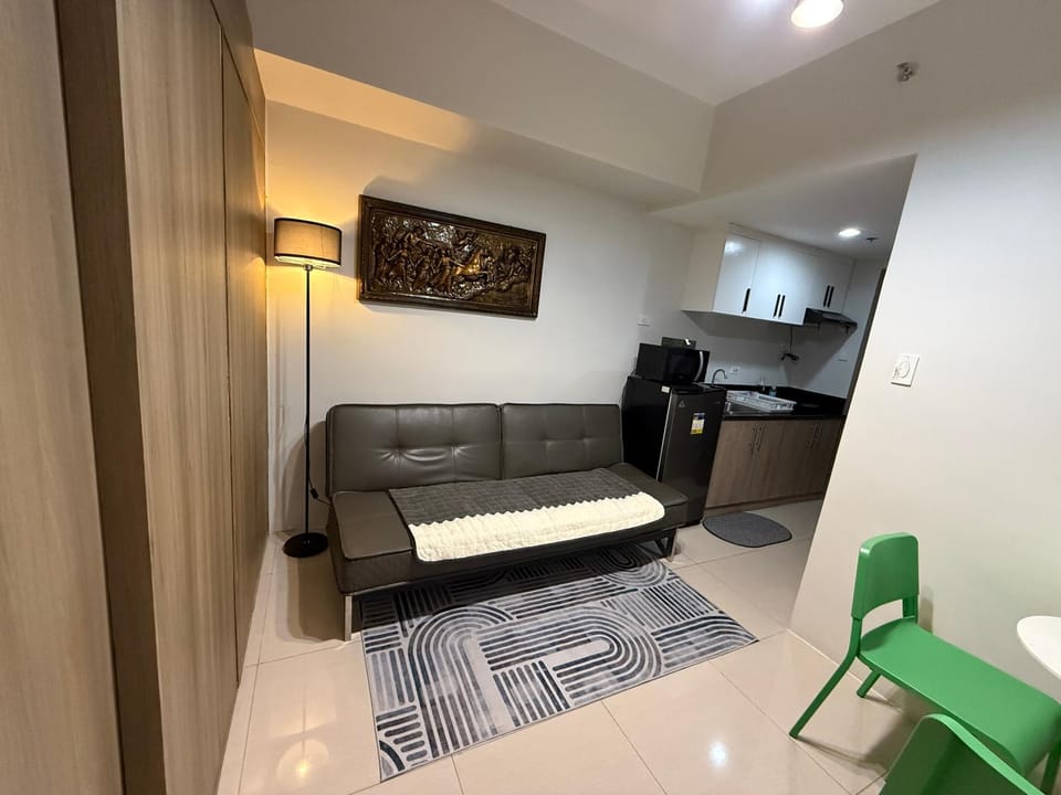 Elresa Elegant at Field Residences Condominium Hotel Apartment hotel in Las Pinas