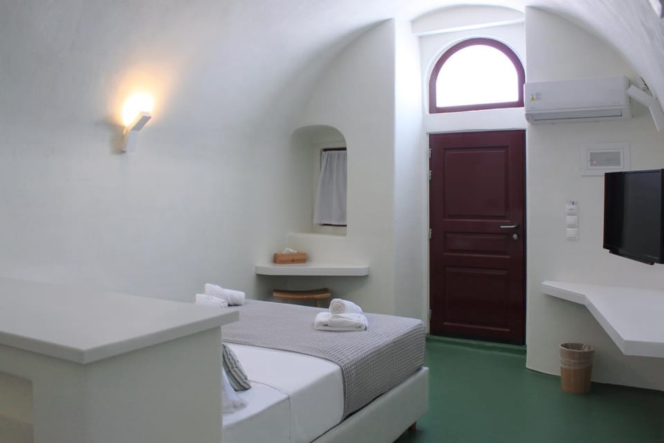 Bed, TV and multimedia, Photo of the whole room, Bedroom, towels