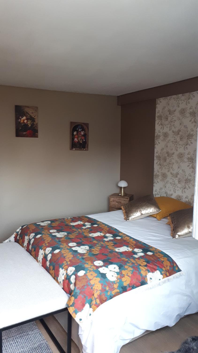 Photo of the whole room, Bedroom