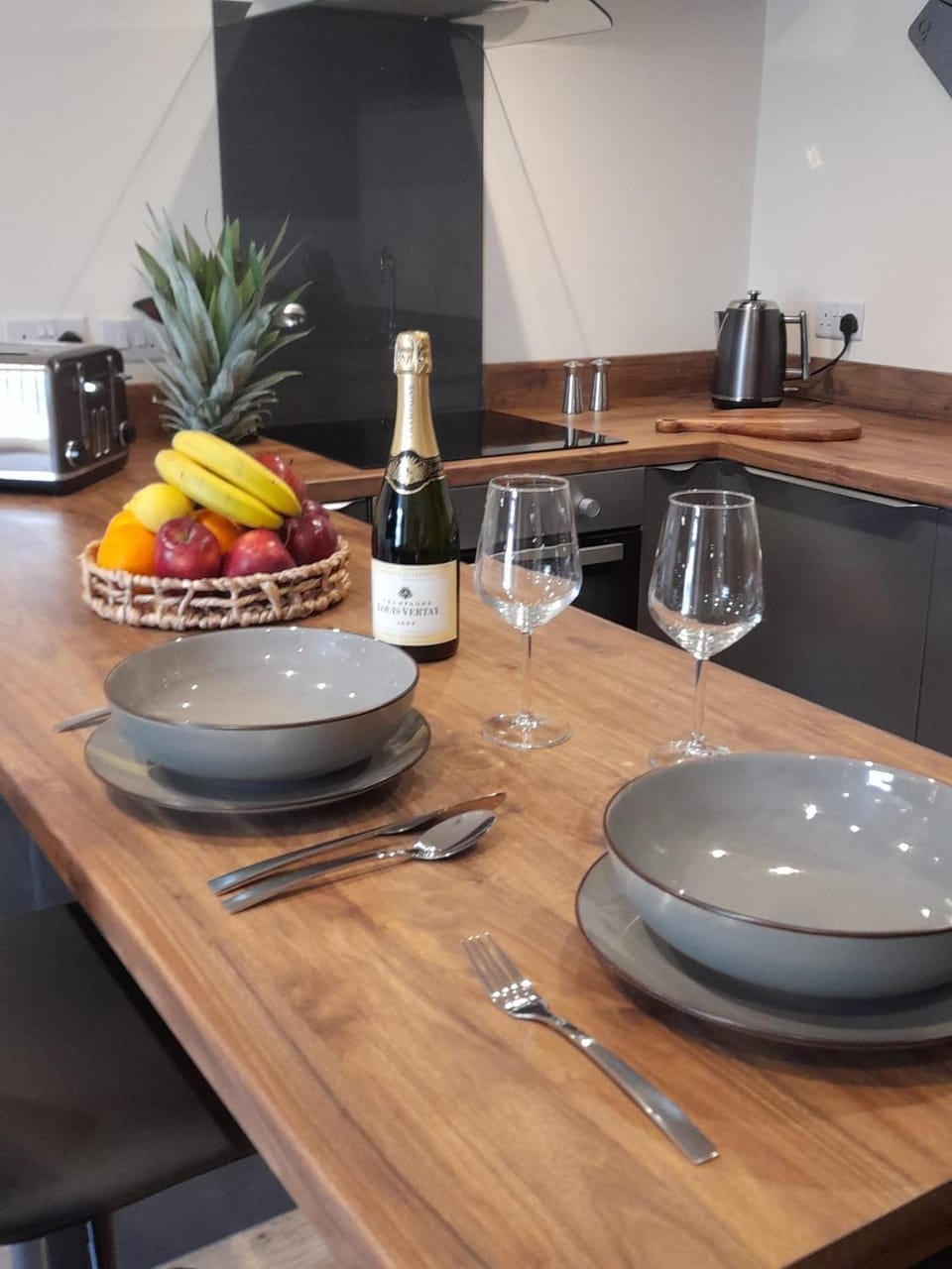 Kitchen or kitchenette, Food and drinks, Dining area, Food, Lunch, Dinner, Drinks, Alcoholic drinks