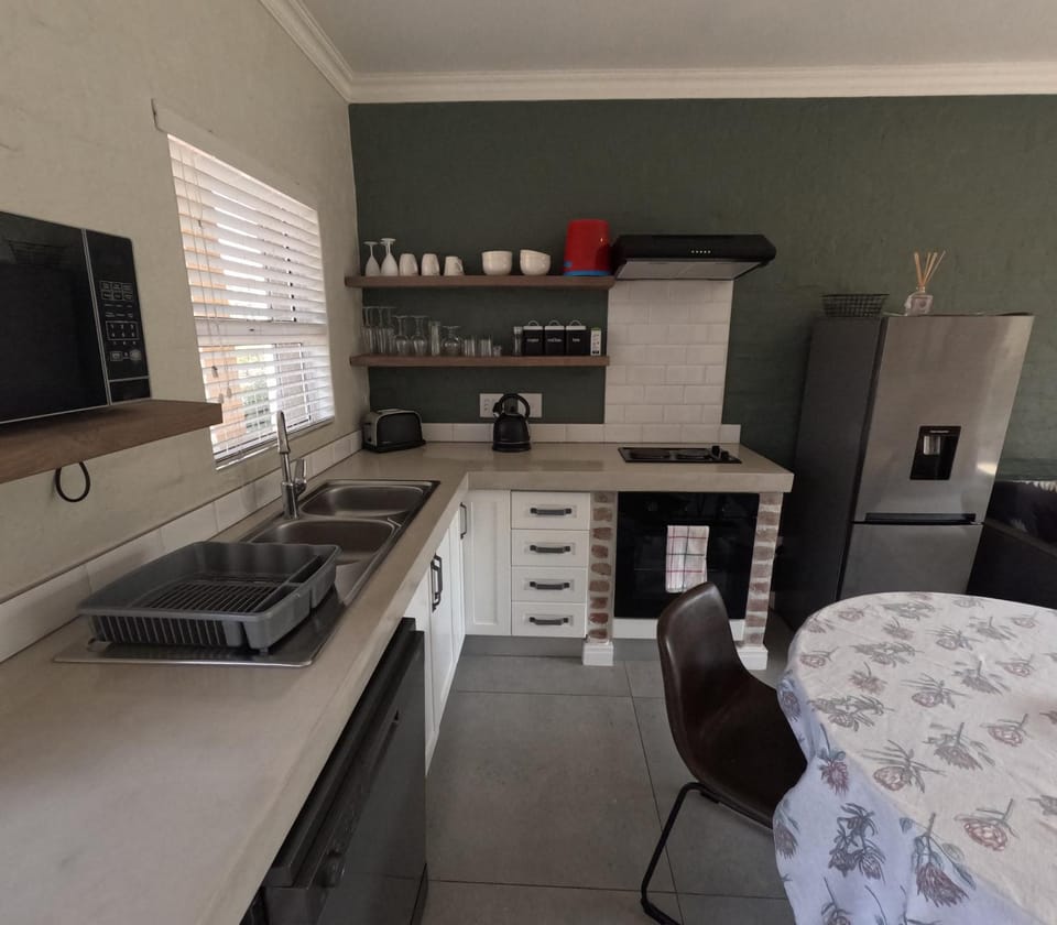 Coffee/tea facilities, Kitchen or kitchenette, microwave, oven, toaster