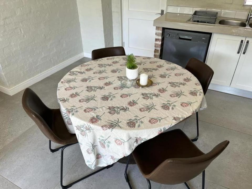 Dining area, dishwasher