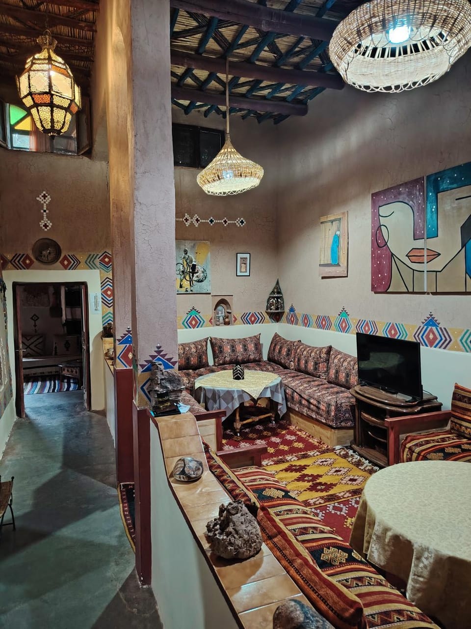 Restaurant/places to eat, Living room, Food and drinks, Seating area, Dining area, Food