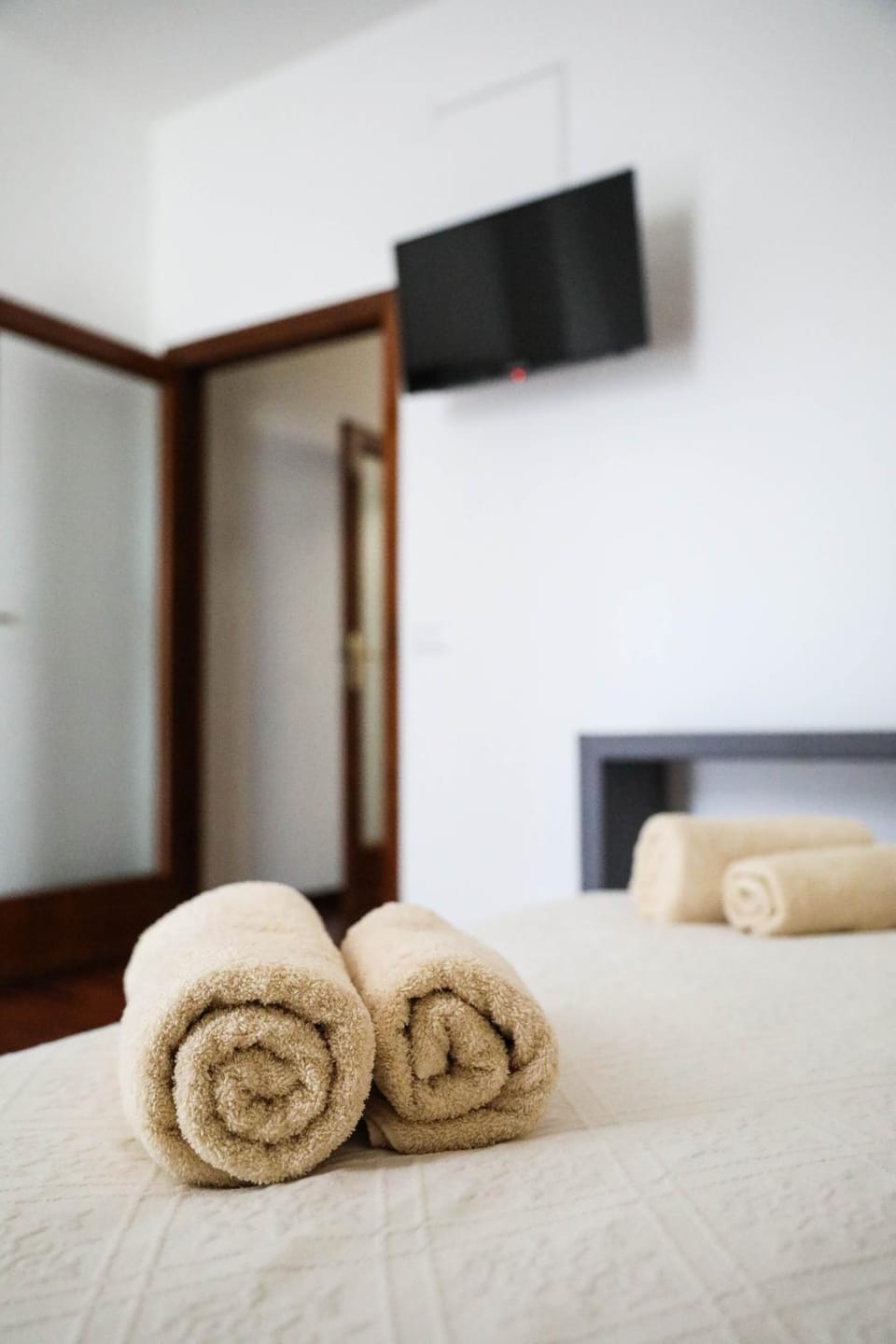 Bed, TV and multimedia, Photo of the whole room, Bedroom, towels