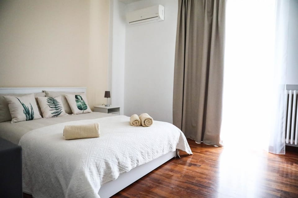 Bed, Photo of the whole room, Bedroom, internet, towels, air conditioner