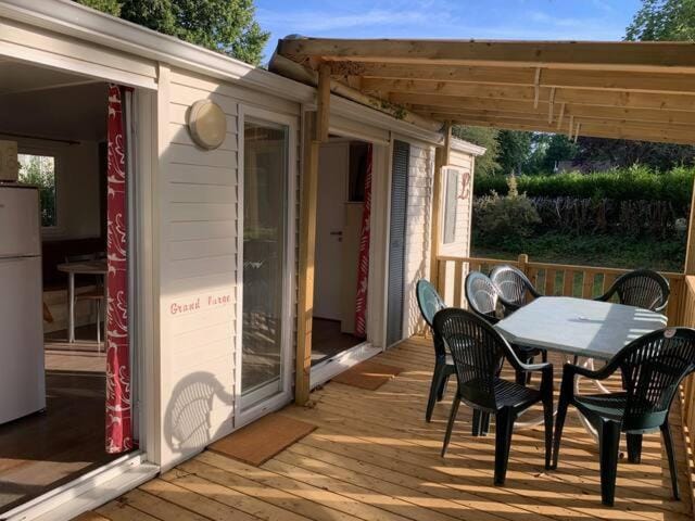 Property building, Patio, Balcony/Terrace