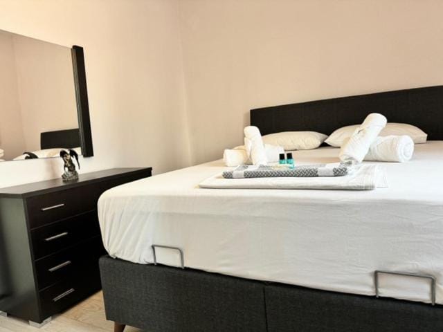 Bed, Photo of the whole room, Bedroom, towels