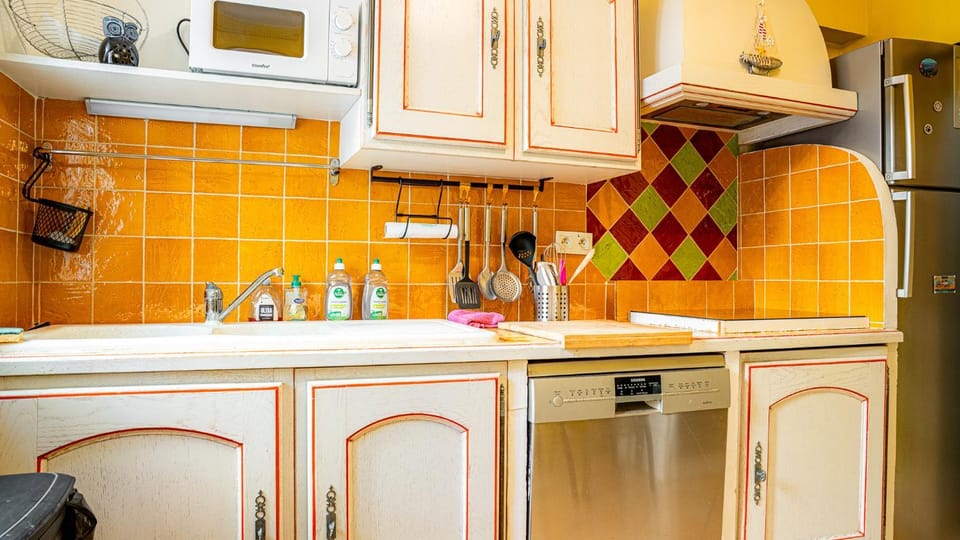 Kitchen or kitchenette, dishwasher, oven, stove