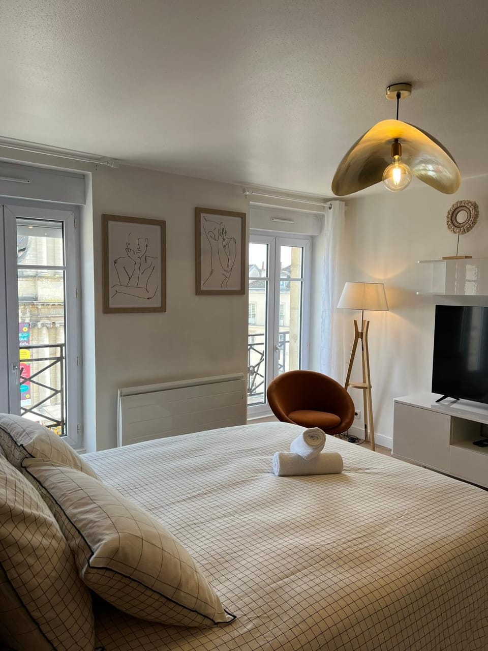 Bed, TV and multimedia
