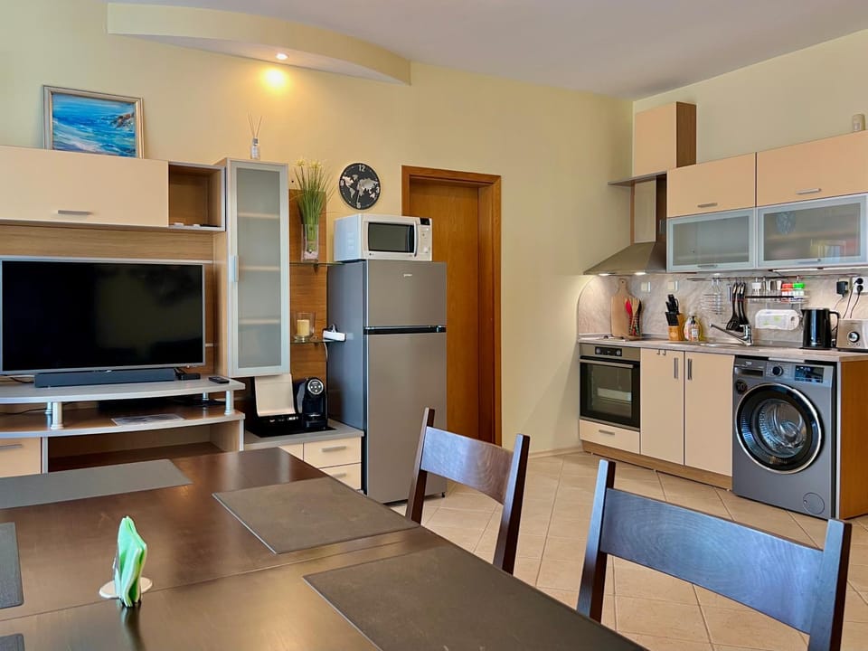 Kitchen or kitchenette, Living room, Seating area, Dining area