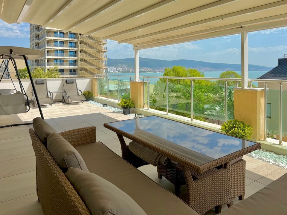 Natural landscape, Balcony/Terrace, Seating area, Dining area, Sea view