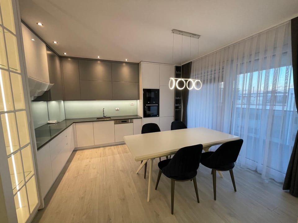 Kitchen or kitchenette, Dining area