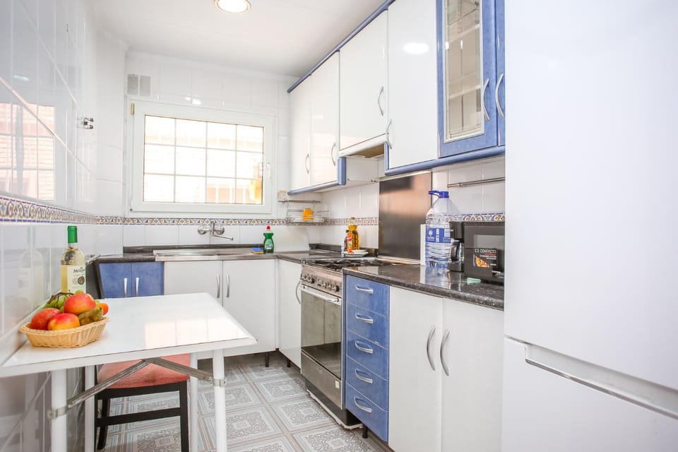 Kitchen or kitchenette, minibar, stove