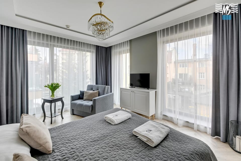 Bed, TV and multimedia, Photo of the whole room, towels