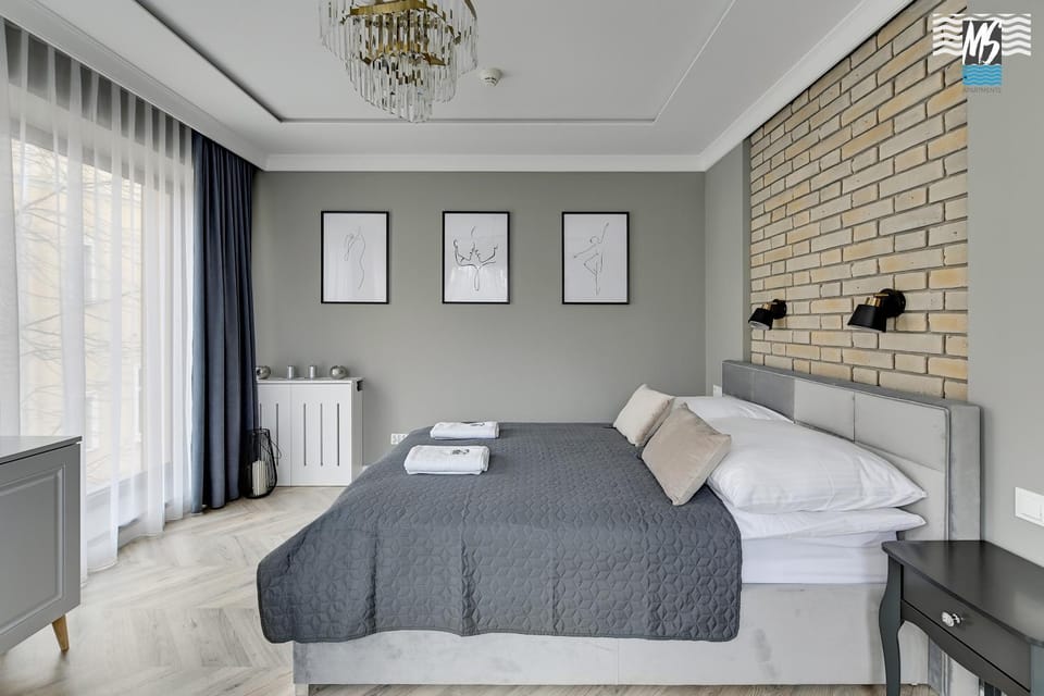 Bed, Photo of the whole room, towels
