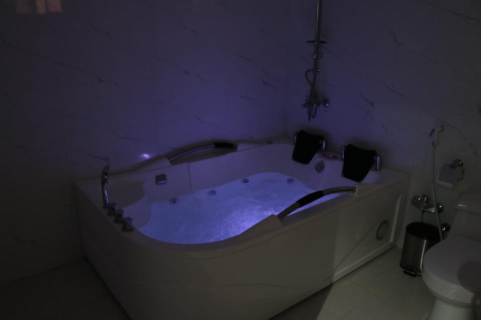 Hot Tub, Bath