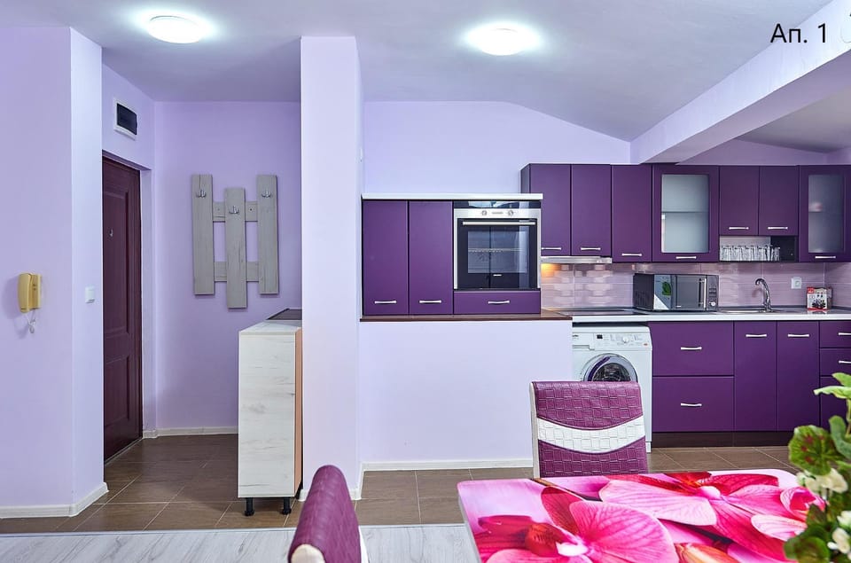 Kitchen or kitchenette, Dining area, minibar, oven, pet friendly, stove