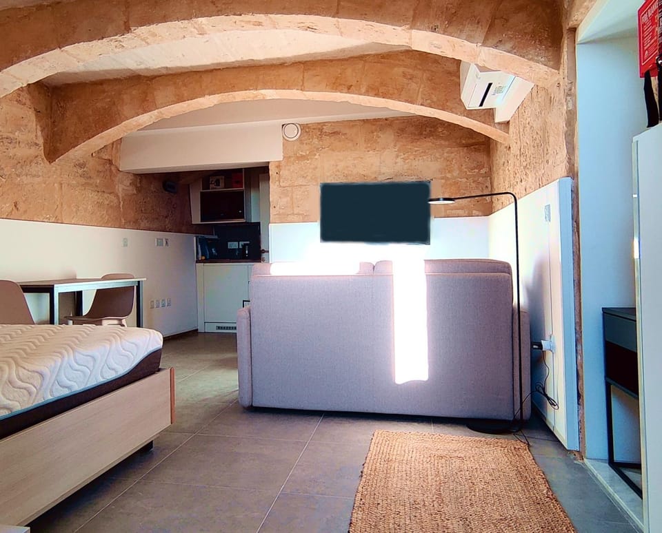 Communal lounge/ TV room, TV and multimedia, Living room, Seating area, air conditioner