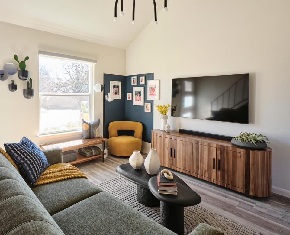 TV and multimedia, Living room, Seating area, Evening entertainment