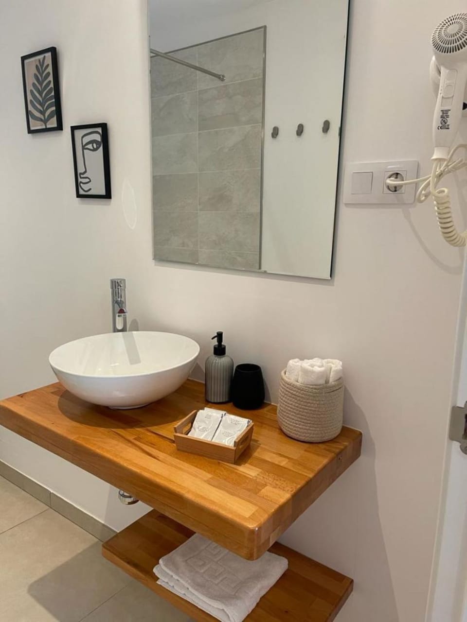 Shower, Bathroom, Inner courtyard view, heating, towels