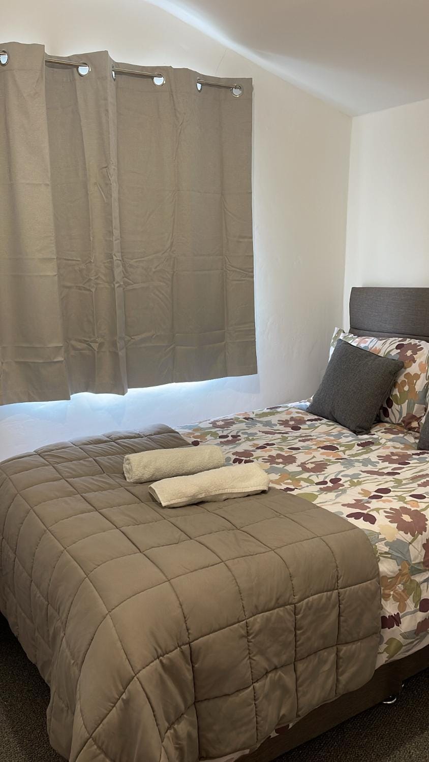 Small room in Horfield 3 Bed and Breakfast in Bristol