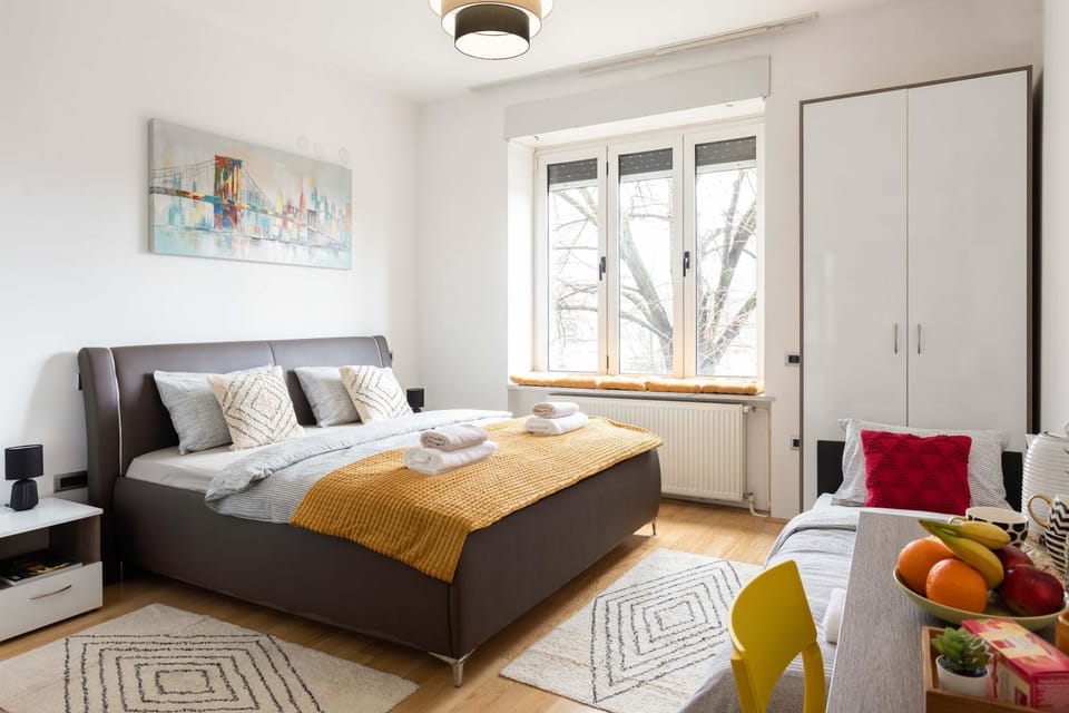 Bed, Photo of the whole room, Seating area, Dining area