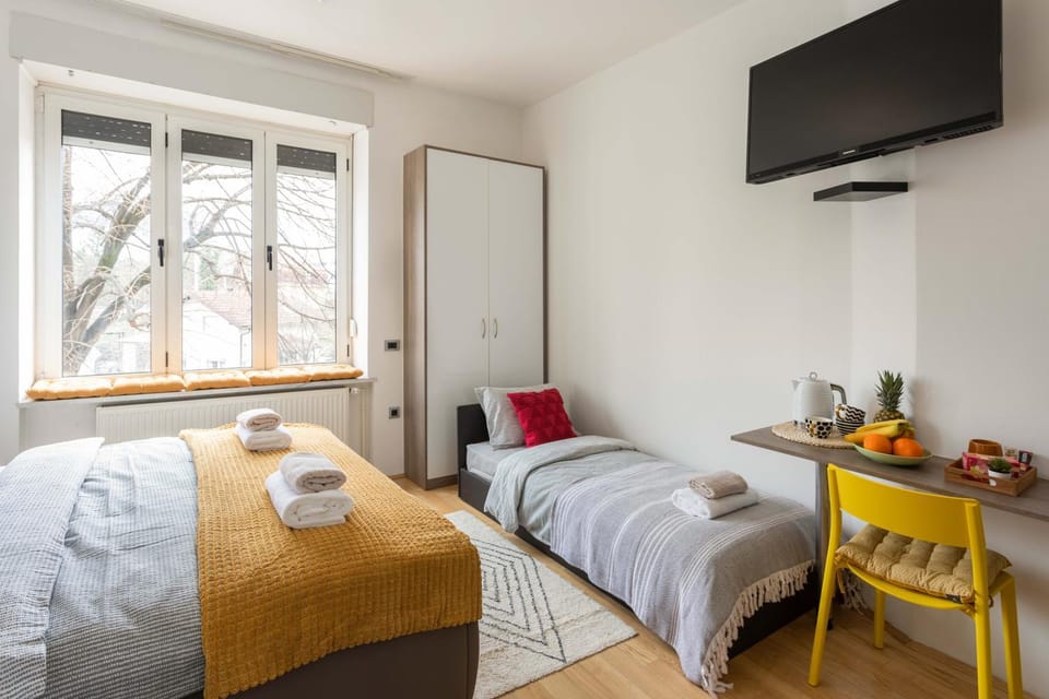 Bed, TV and multimedia, Photo of the whole room, towels