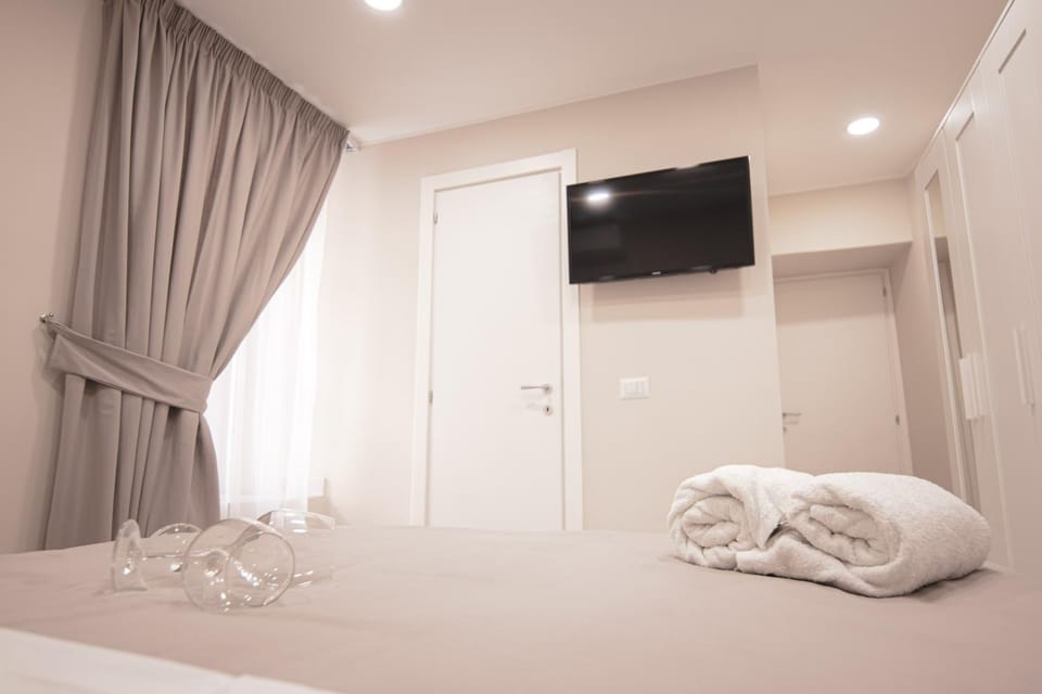Bed, TV and multimedia, Photo of the whole room, Bedroom, towels, wardrobe